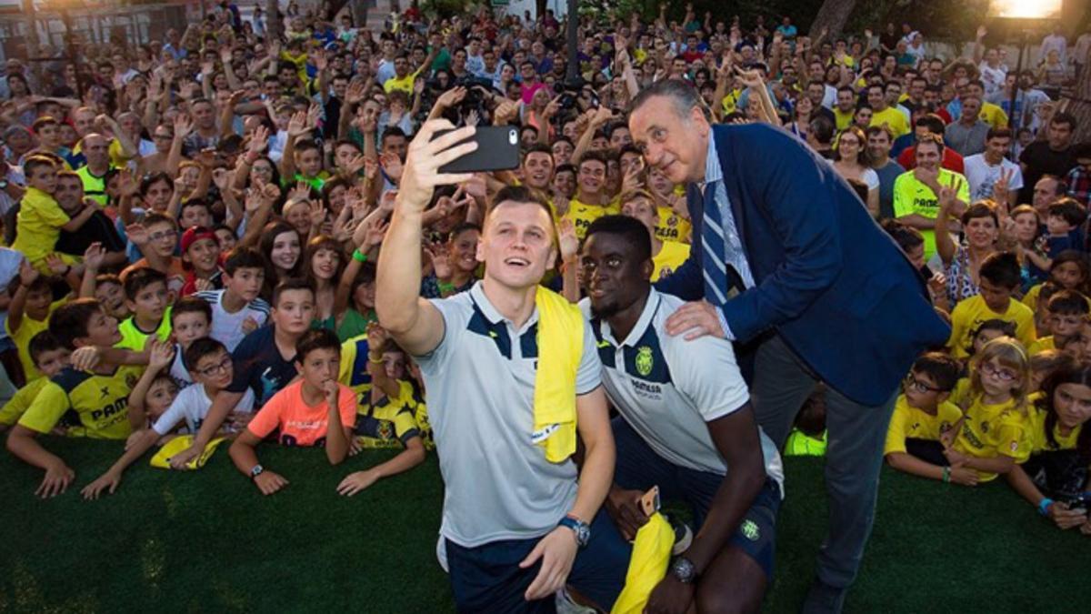 Cheryshev, N'Diaye y el presidente del Villarreal, Fernando Roig