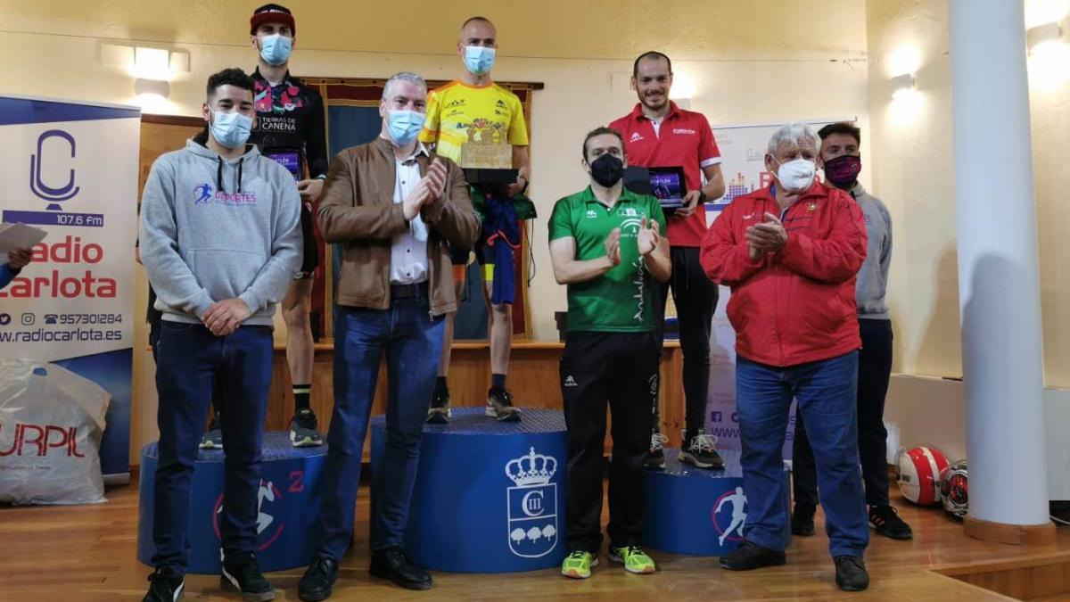 Podio masculino de la prueba con las autoridades asistentes a la entrega de premios.