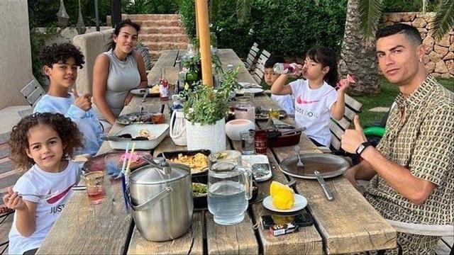 Cristiano Ronaldo y Georgina, con sus hijos.