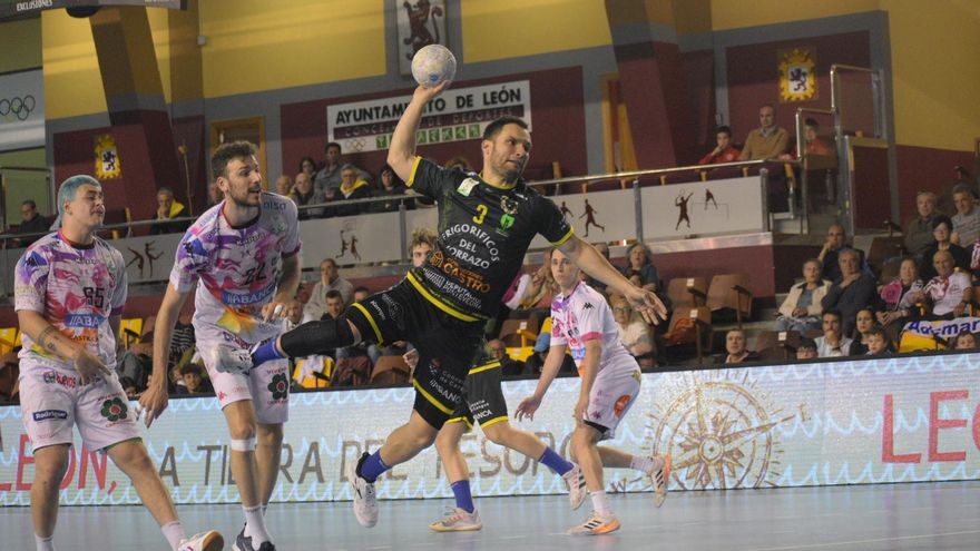 Moisés realiza un lanzamiento durante el partido de esta noche entre Ademar León y Frigoríficos del Morrazo.