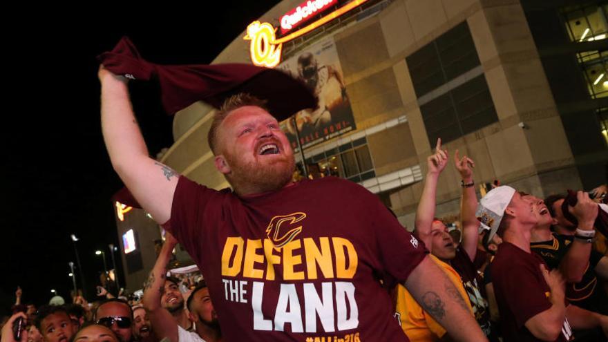 La afición de los Cavaliers celebra el anillo de la NBA