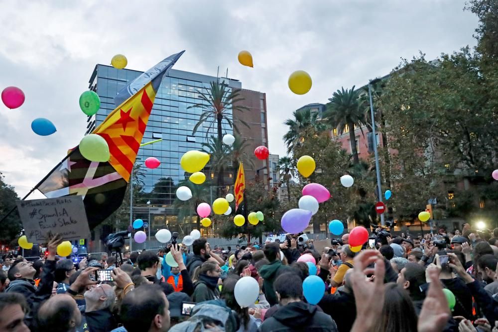 Llançament de globus davant la conselleria d'Interior