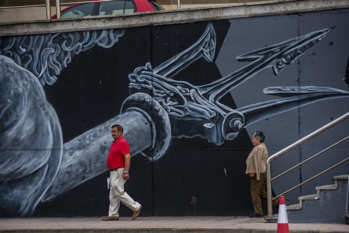 Una obra titánica en A Coruña del mejor muralista del mundo frente a una ensenada eterna