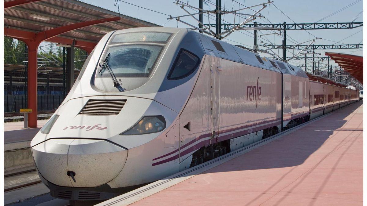 El tren Alvia a su paso por la estación de Cáceres.