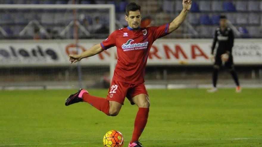 Pedro Orfila se dispone a golpear el balón en un partido del curso pasado con el Numancia.