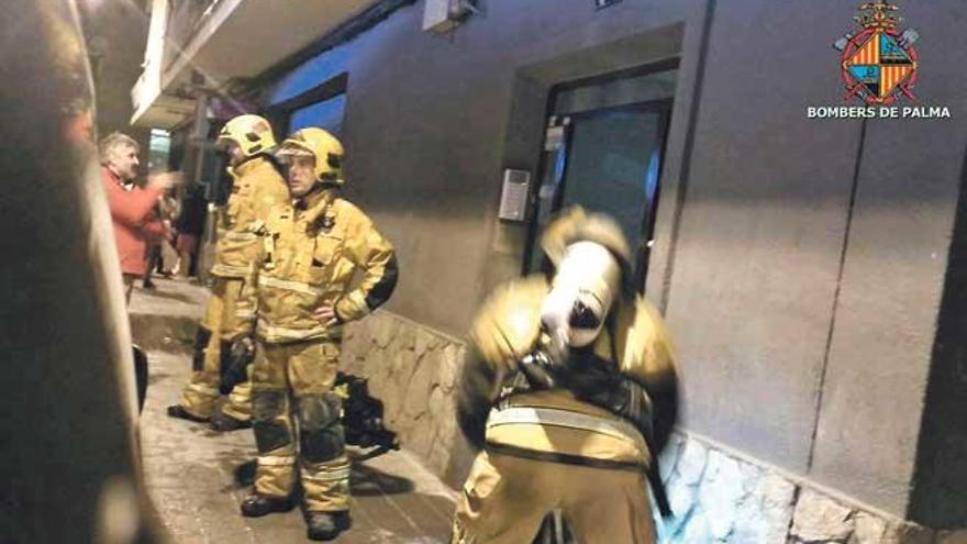 Los Bombers de Palma, durante las labores de extinción en el edificio siniestrado.