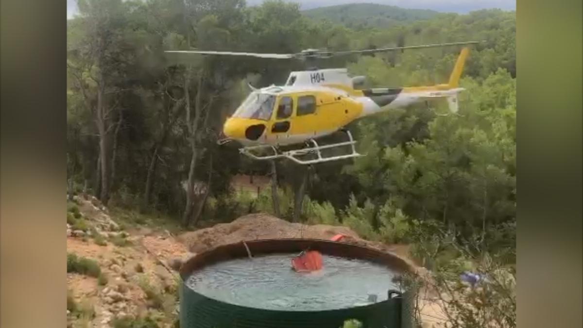 Los bomberos de Ibiza actúan en un incendio en Sant Joan