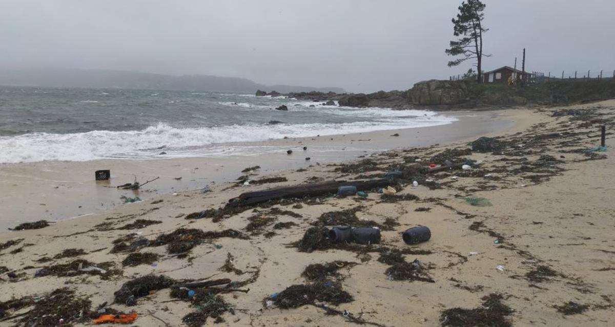 La playa de Area de Bon, en Beluso, hace unos días durante un temporal. | FDV