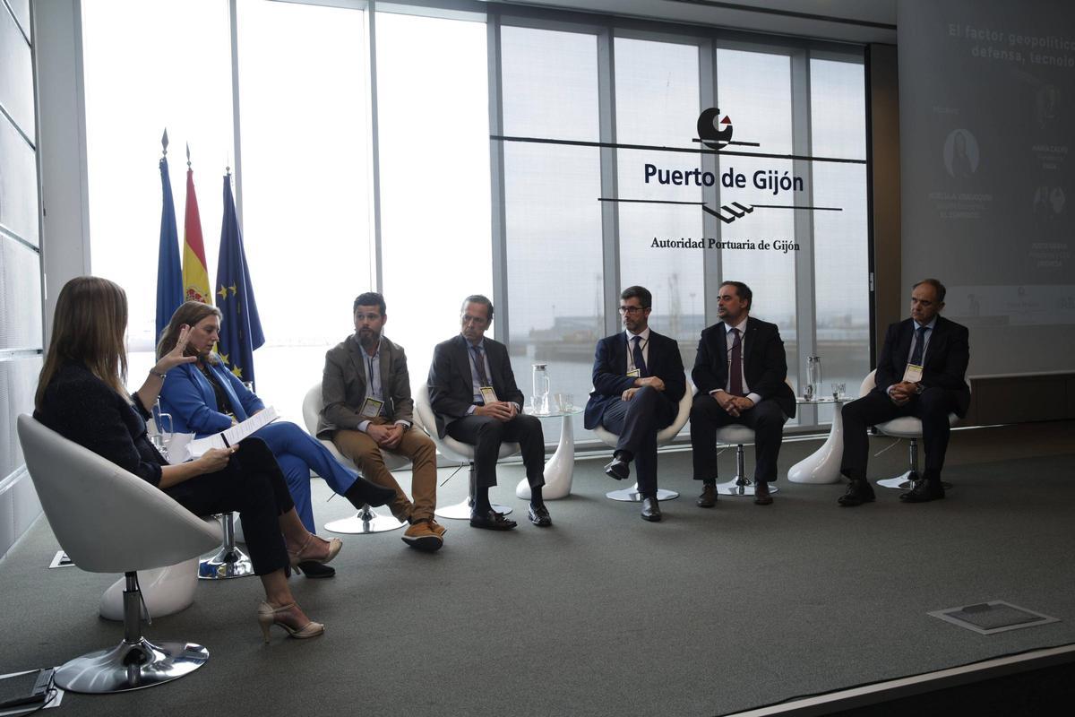 Por la izquierda, la moderadora Noelia Erausquin, María Calvo, Bruno López, Jesús Alonso, Justo Sierra, Pablo Coca y Raúl Marcos, durante la mesa redonda en El Musel.