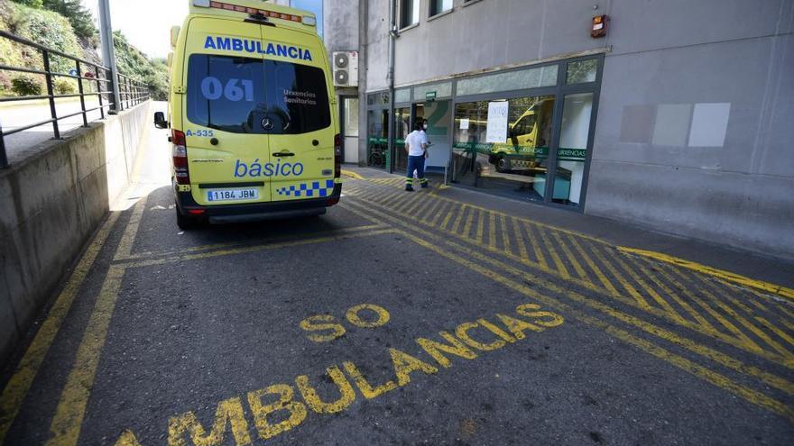 Una ambulancia a su llegada a Urgencias de Montecelo.