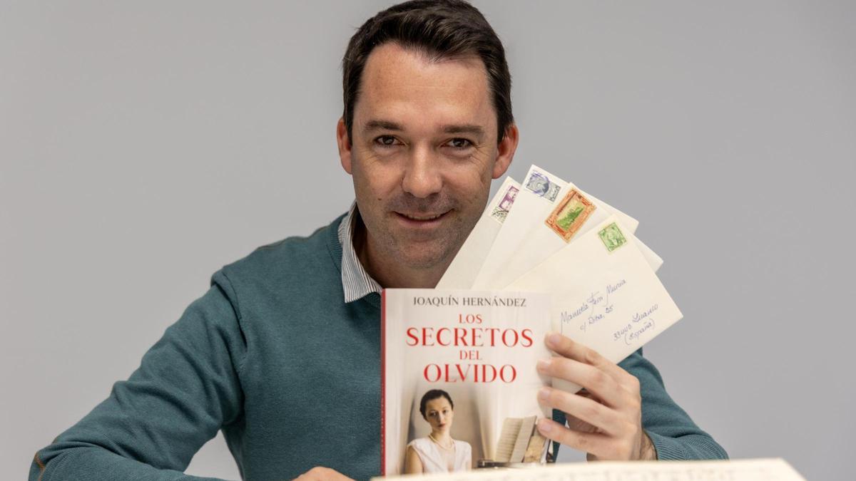 El periodista alicantino Joaquín Hernández, con su primer libro &quot;Los secrtos del olvido&quot;