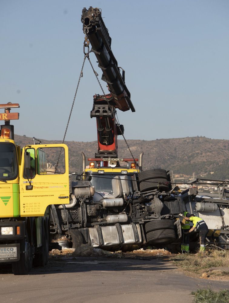 Aparatoso accidente en la A-7 a su paso por Sagunt.