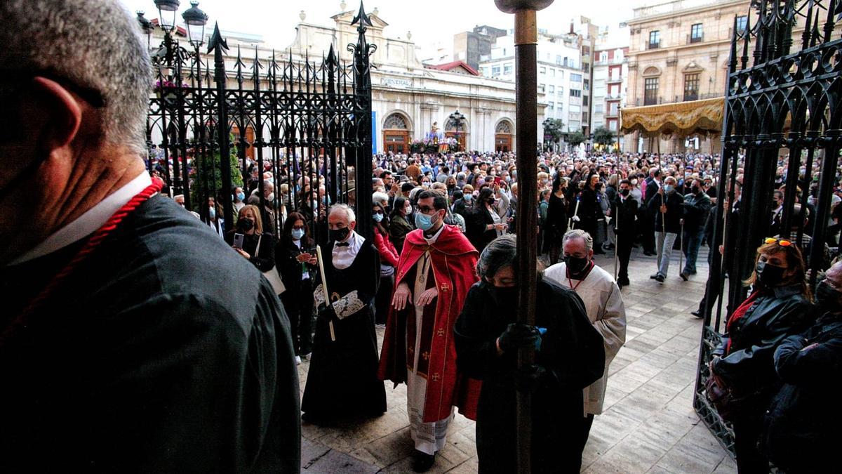 Los asistentes a la procesión del Santo Entierro, concentrados en la plaza Mayor de Castelló.