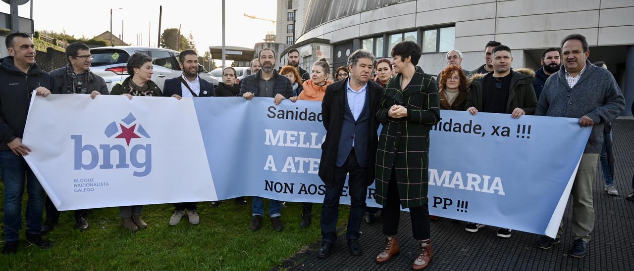 Ana Pontón y Miguel Anxo Fernández Lores, junto a otros dirigentes del BNG, ante el Hospital Montecelo de Pontevedra.