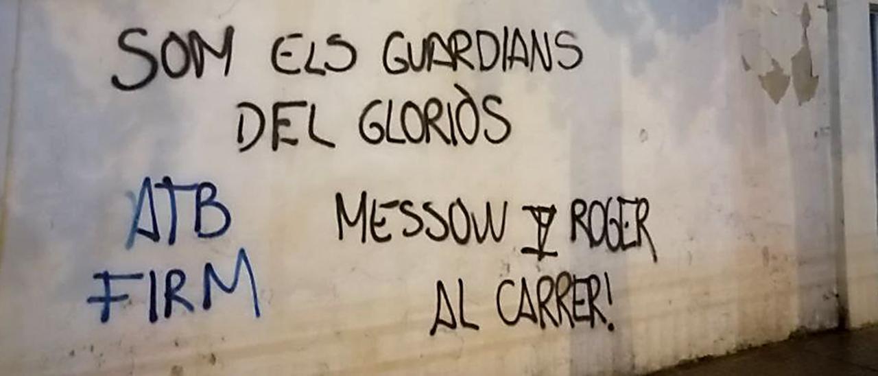 Tras la derrota, las pintadas se dejaron ver contra el director deportivo y el técnico del Atlético Baleares.