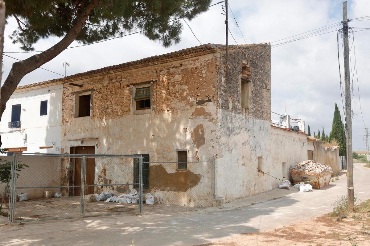 Alquería del camino d'Alba rodeada de andamios y contenedores de obra en espera de restauración