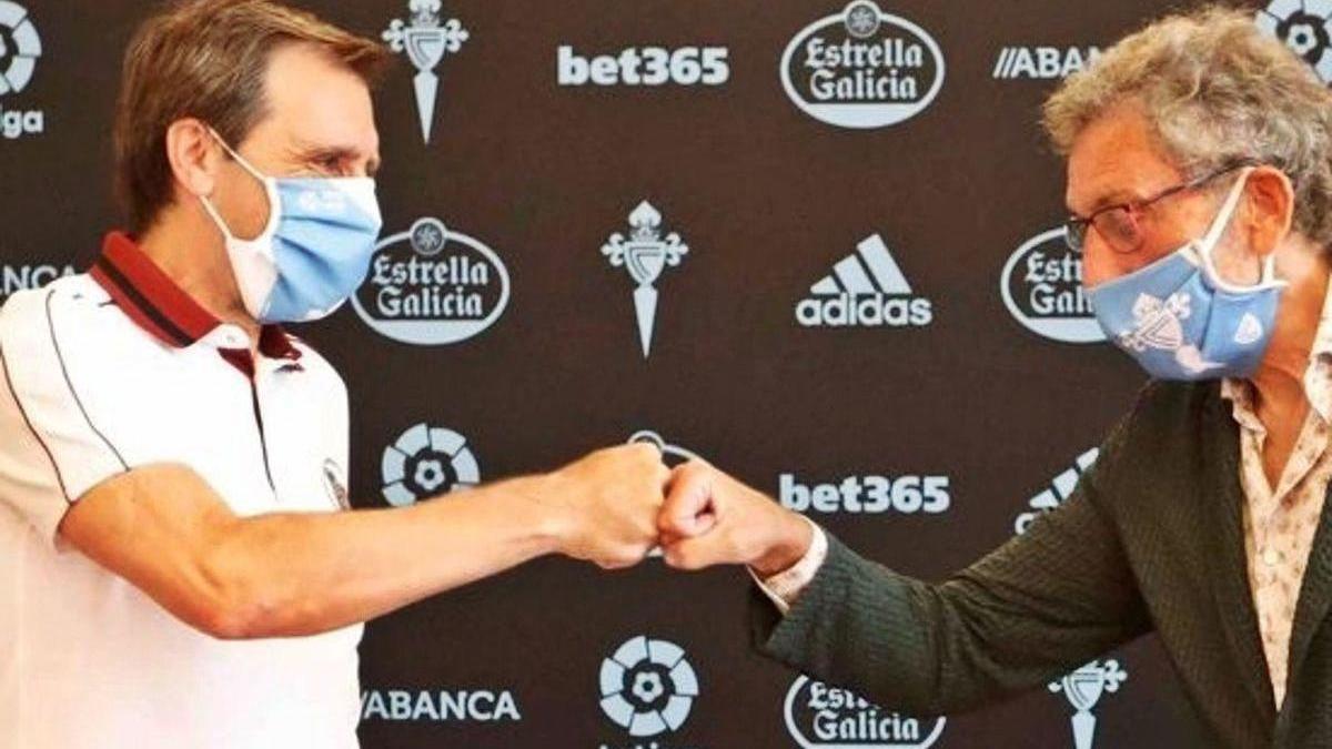 El director deportivo del Celta, Felipe Miñambres, choca su puño con Carlos Mouriño tras cerrar su última renovación con el club vigués.