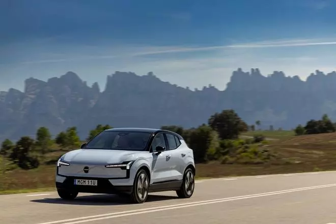 Destino CantabrIA: le preguntamos a una Inteligencia Artificial cuál es el mejor coche eléctrico para un fin de semana