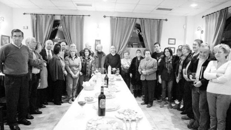 Los asistentes al acto de agradecimiento, ayer, momentos antes de disfrutar del pincheo en el restaurante La Guindal.