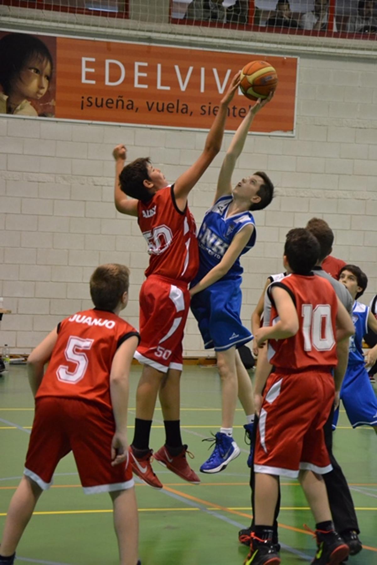 Aday Mara, siendo de primer año, en un salto inicial contra un adversario del CN Helios.