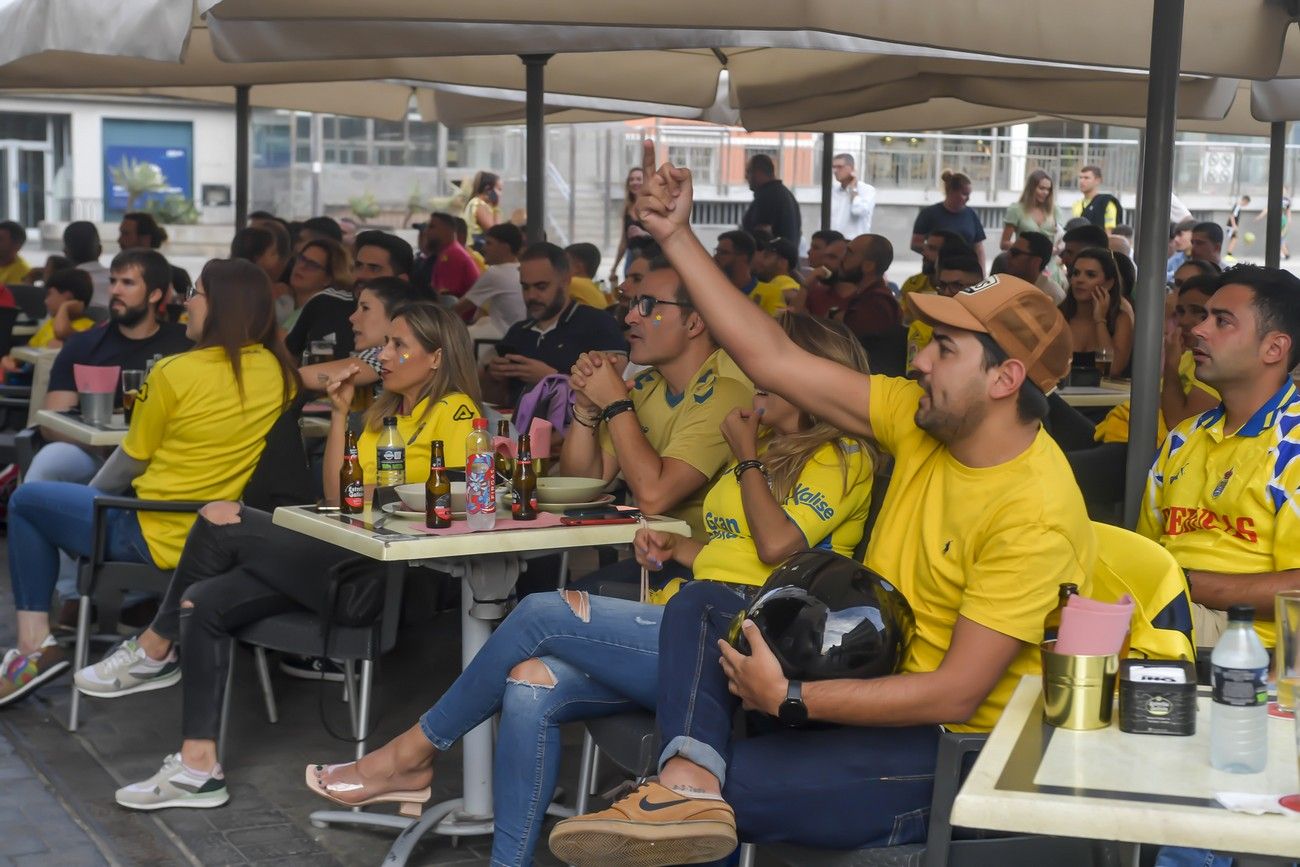 Aficionados de la UD ven la retransmisión del derbi canario en el Pilar