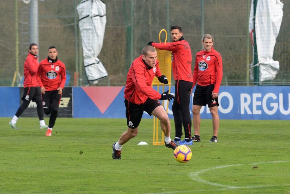 El preparador deportivista, Natxo González, ha facilitado la convocatoria del equipo coruñés tras el entrenamiento de esta mañana.