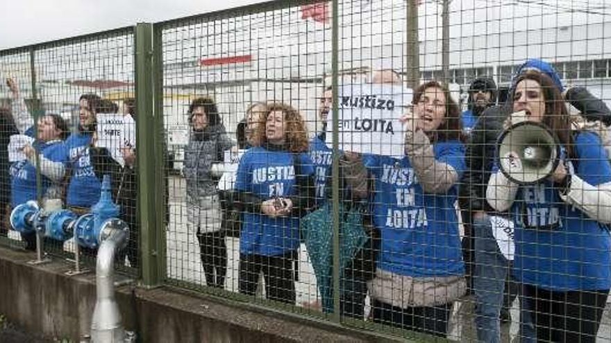 Una protesta en Ourense de huelguistas de justicia. // Brais Lorenzo