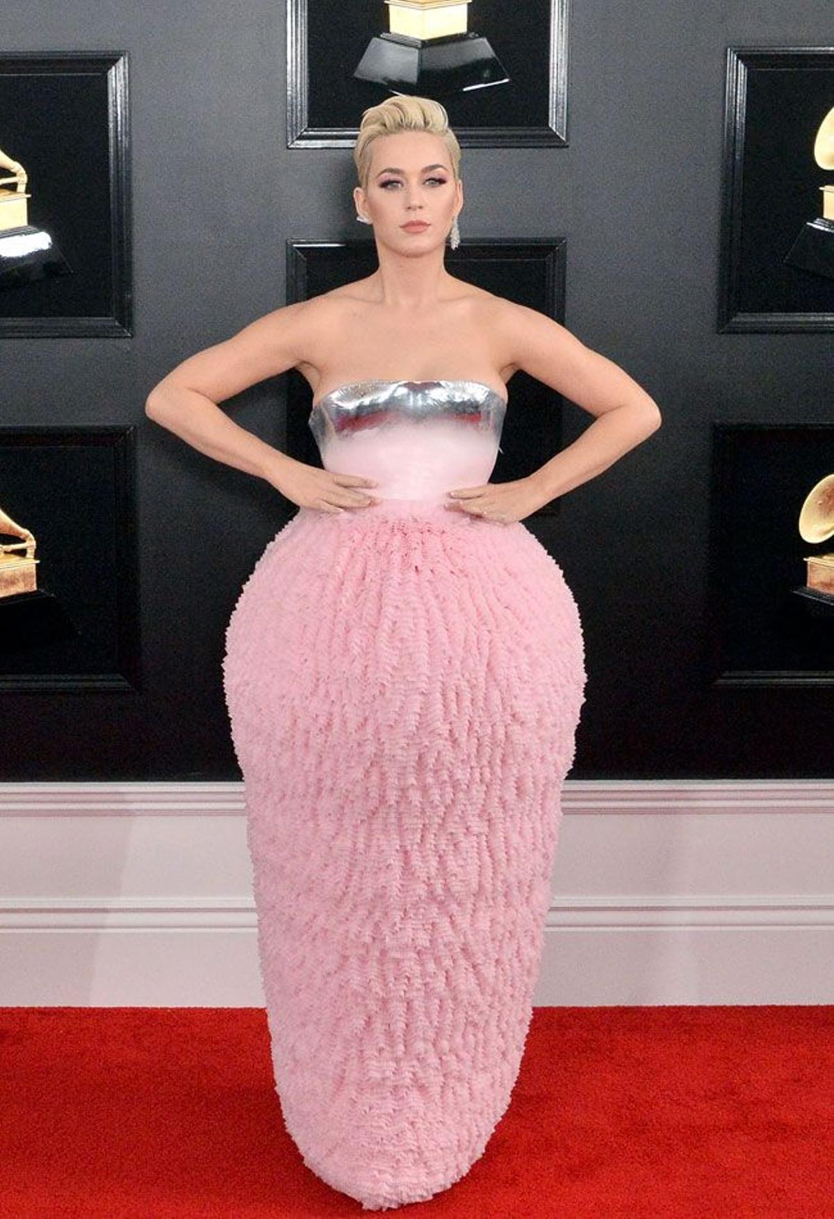 Katy Perry con un diseño Haute Couture de Balmain en los Grammy