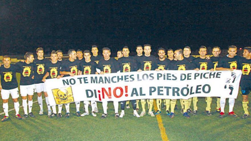 Los jugadores del Capital y El Cotillo mostraron anoche, en la capital, antes del inicio de su partido de fútbol su rechazo a las prospecciones.