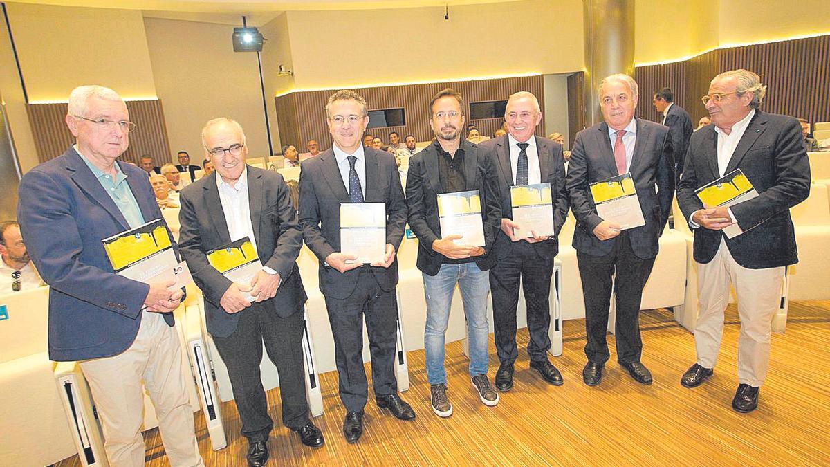 Foto de familia de la presentación, con los ejemplares  del libro ‘El futuro de las pensiones en España’.