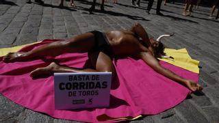Halbnackte demonstrieren auf Mallorca gegen Stierkampf - Fahrer von Pferdekutschen verhöhnen sie