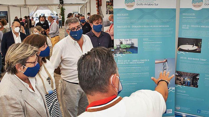 La conselleira do Mar y otros representantes públicos, ayer, en el puesto del GALP Golfo Ártabro.