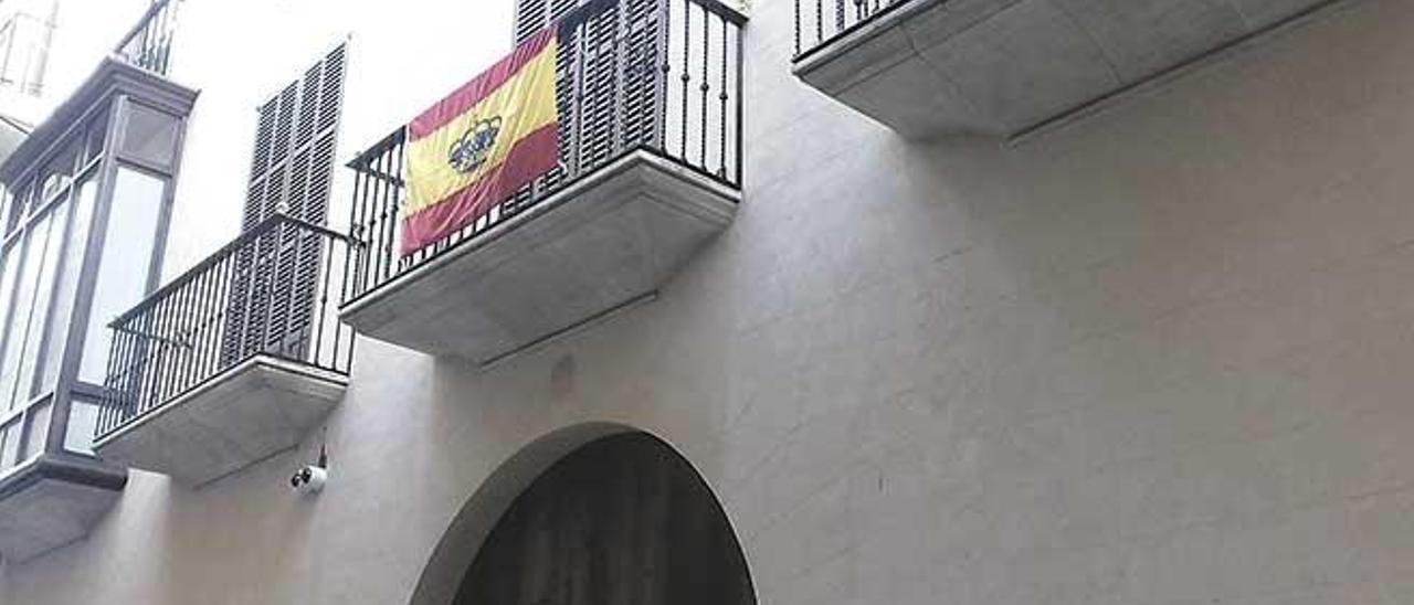 Las banderas de España colgadas en los balcones de las casas señoriales de Palma, y no puede haber casa más señorial que ésta, incorporan una corona bien inflada, para que quede claro que en el españolismo también hay clases, según refleja la Constitución.