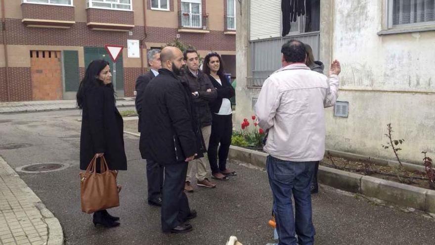 Un vecino de 25 Años de Paz explica al alcalde y a técnicos del Ministerio y de la Junta el estado en que se encuentra la barriada.