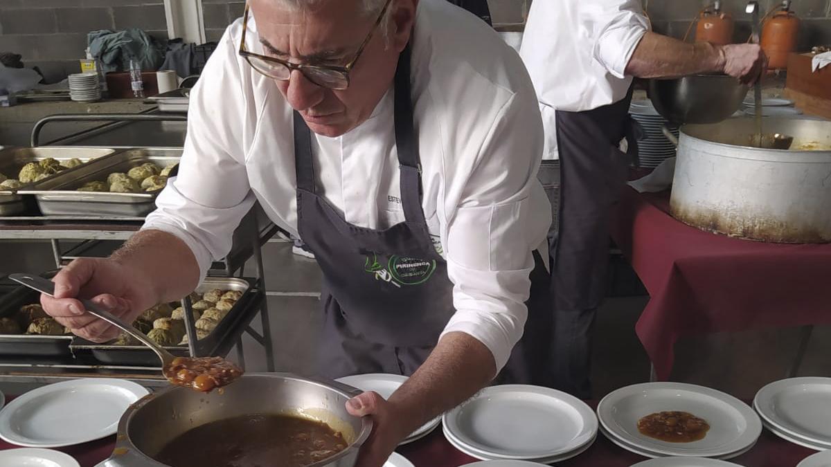 Un cuiner de Cuina Pirinenca prepara un plat amb naps a la mostra de Ger