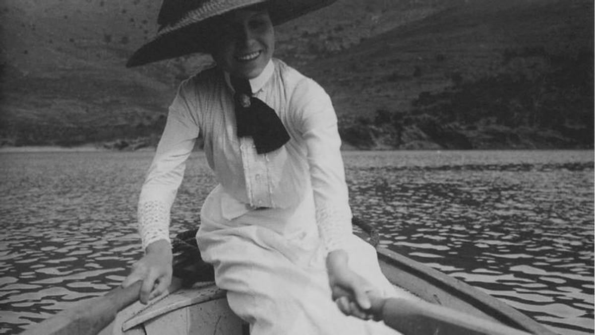 Zenobia Camprubí navegant per la badia de Montjoi aquell estiu del 1910.