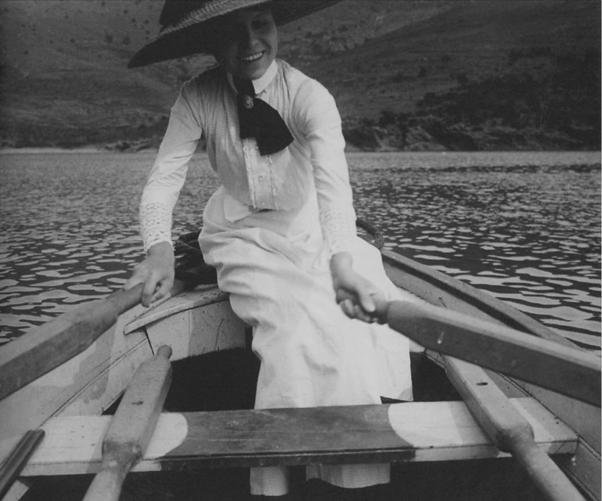 Zenobia Camprubí navegant per la badia de Montjoi aquell estiu del 1910.