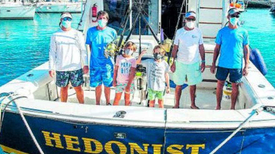 La tripulación del &#039;Hedonist&#039;, ganador del Concurso de Pesca de Altura Pasito Blanco, posa sobre la cubierta.