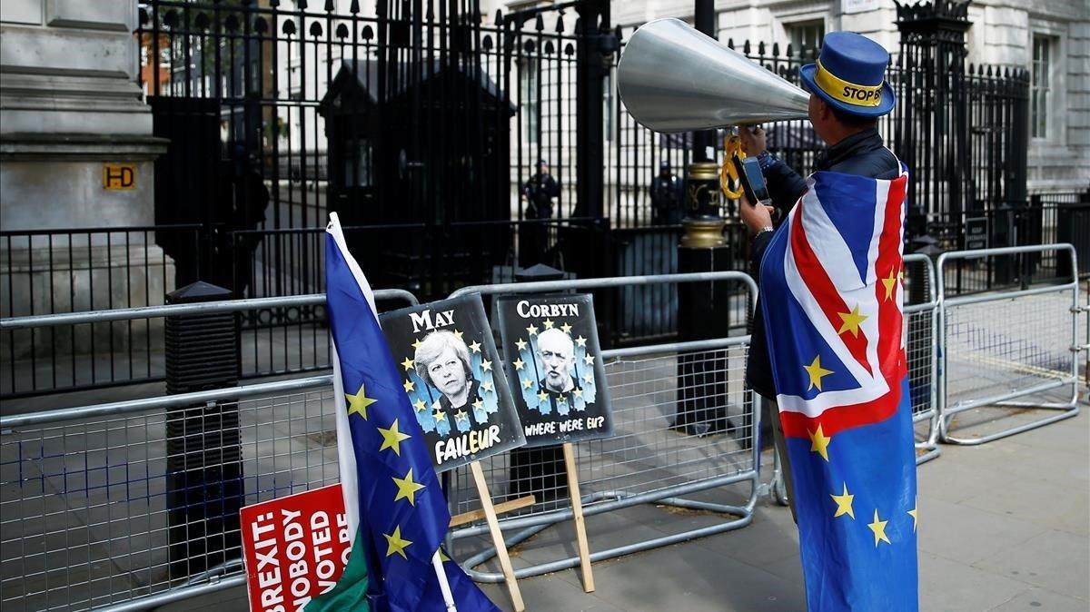 zentauroepp48051526 anti brexit protester steve bray demonstrates outside the ga190507164415