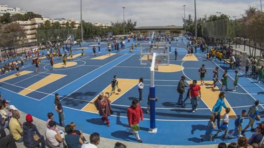 Las nuevas canchas al aire libre de La Paterna, ayer, a rebosar de niños. i JOSÉ CARLOS GUERRA