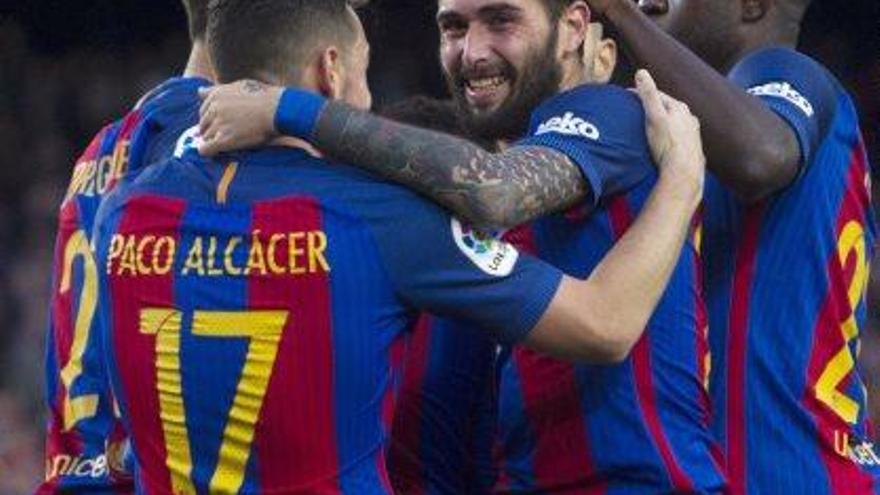 Alcácer, André Gomes i Umtiti feliciten Aleix Vidal pel seu gol