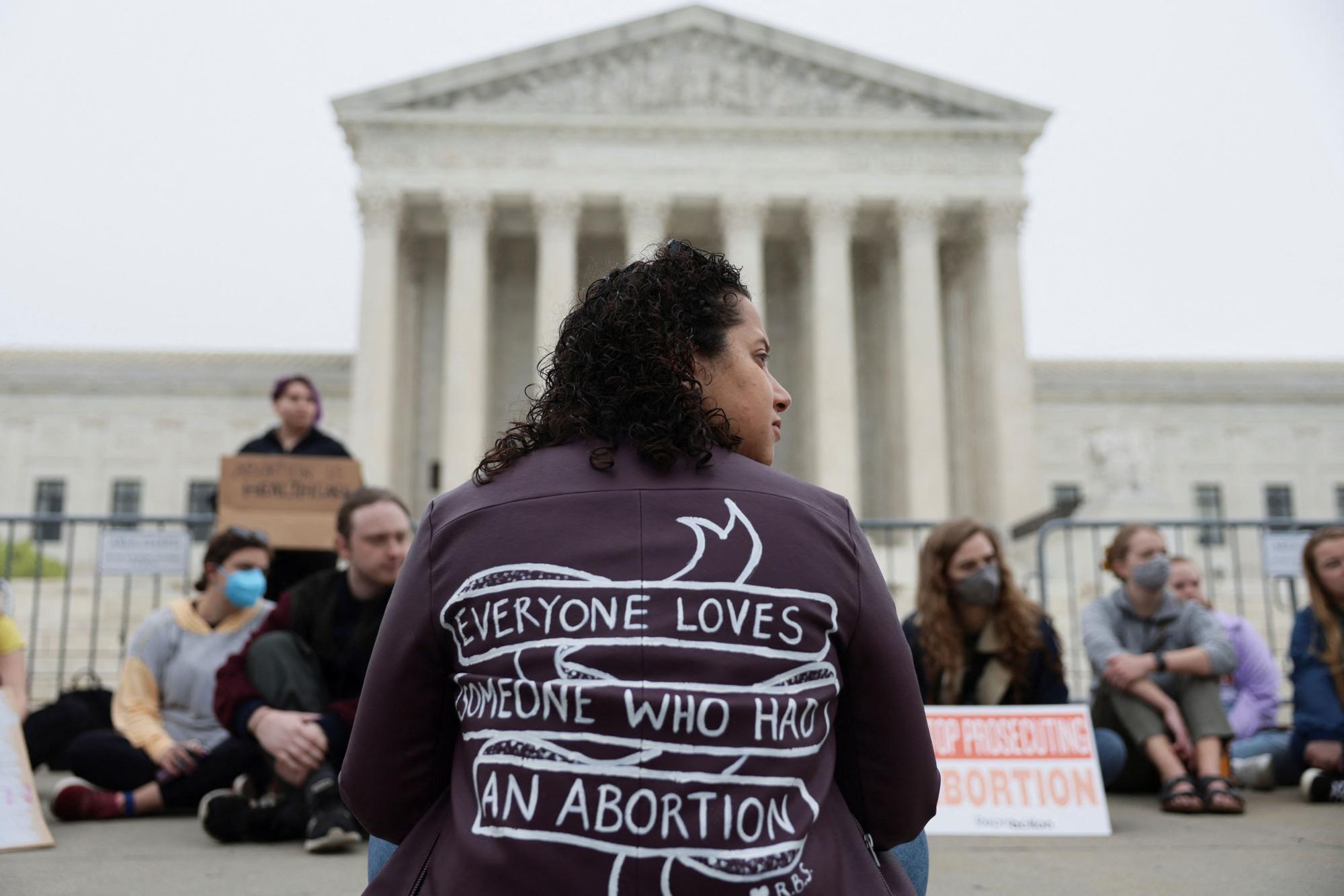Una joven protestas a las puertas del Tribunal Supremo de EEUU a favor del derecho al aborto.