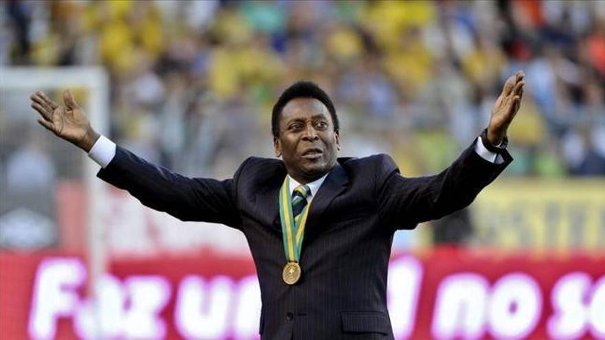 Pelé, trasladado a la uci