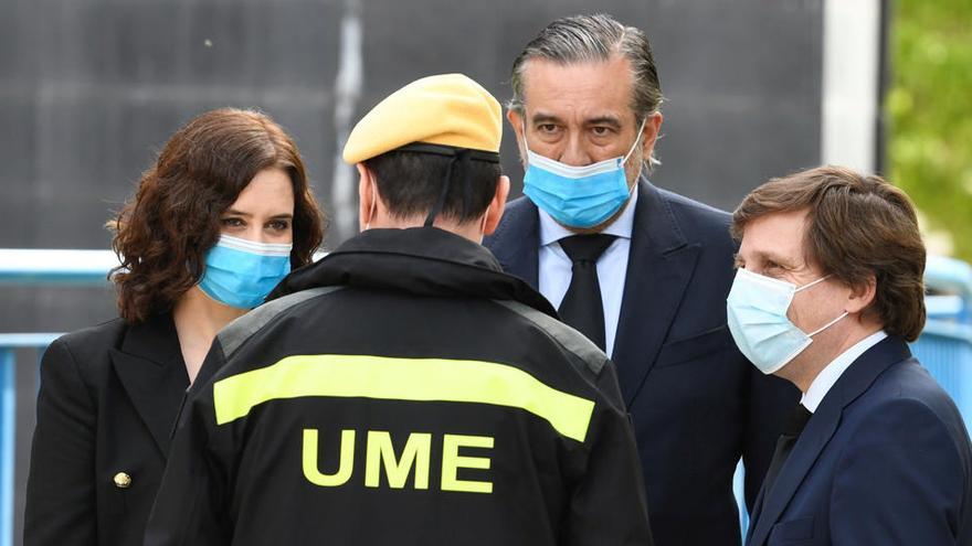 Díaz Ayuso y Martínez Almeida charlan con un miembro de la UME.