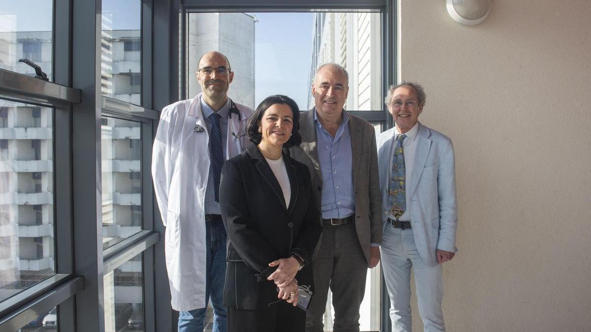 De izquierda a derecha, el doctor Alberto Carral, oncólogo médico del Chuac e integrante de la Junta Directiva del Grupo Español de Tratamiento de Tumores de Cabeza y Cuello (TTCC); Carmen Montalbán, gerente de la Fundación Española TTCC; el doctor Ricard Mesía, presidente del Grupo TTCC; y el doctor Jean Bourhis, presidente de Gortec, grupo francés de investigación en esa dolencia, ayer, en el Hospital Universitario de A Coruña (Chuac).