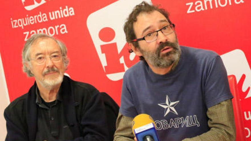 Francisco Molina y Miguel Ángel Viñas tras la asamblea de Izquierda Unida.