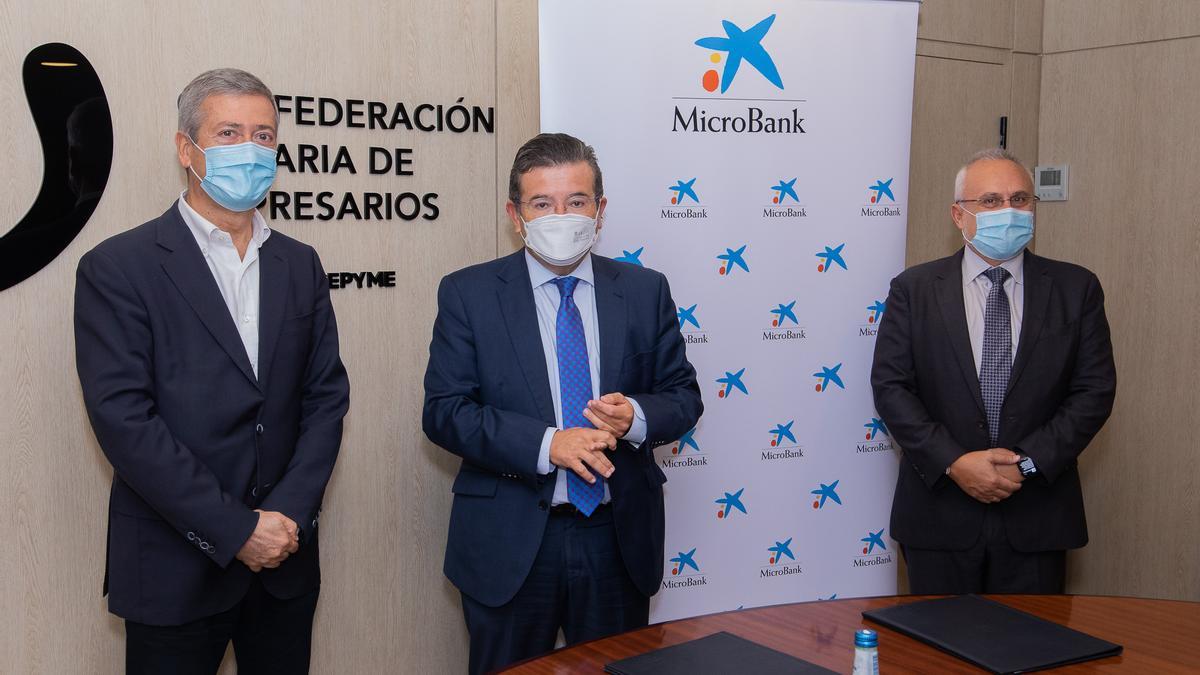 Firma del convenio entre la CCE y MicroBank