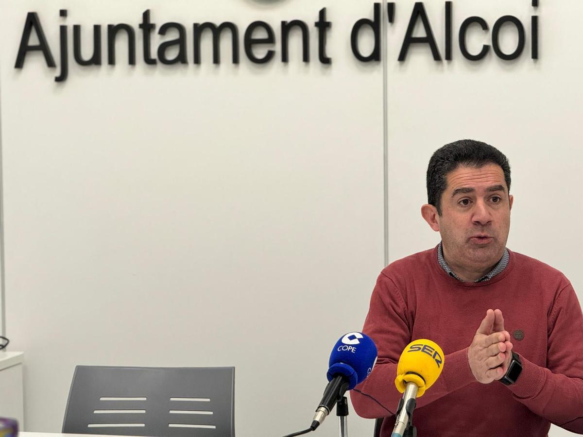 El alcalde durante la presentación de las cifras del primer año de la empresa pública