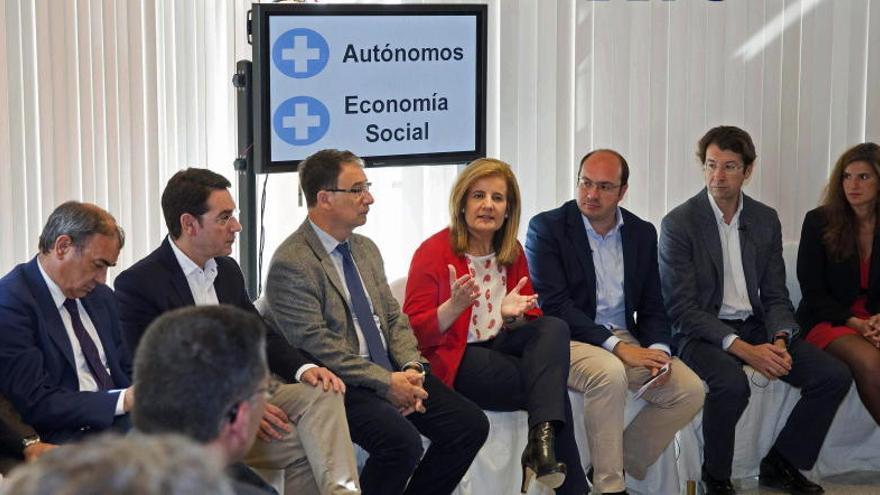 Fátima Báñez (c), Pedro Antonio Sánchez (3d) y Juan Carlos Ruiz (2d), durante un encuentro con autónomos y empresas de economía social.