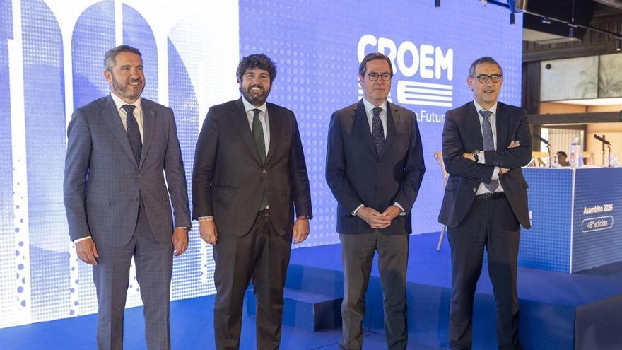 Croem reclama una revisión legislativa general para "hacer más ligera la administración" y alerta del absentismo laboral
